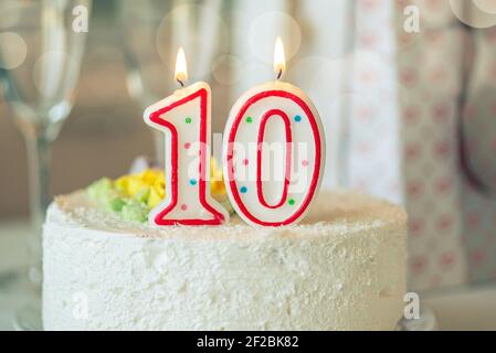 Bougie d'anniversaire en tant que numéro dix 10 sur le gâteau doux sur la table, 10e anniversaire Banque D'Images