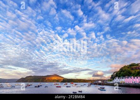 Vue sur le coucher du soleil avant de Portree, Isle of Skye, Scotland Banque D'Images