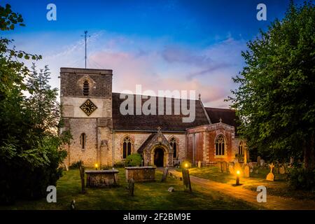Vue en soirée sur l'église St Mary dans le Kintbury Berkshire ROYAUME-UNI Banque D'Images