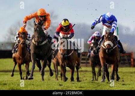 Admiral Balko monté par jockey Chester Williams (à gauche) Clear le dernier à gagner le MansionBet tout ce que je veux pour Cheltmas handicap à l'hippodrome de Wincanton. Date de la photo: Jeudi 11 mars 2021. Banque D'Images