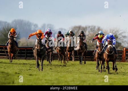 Admiral Balko monté par jockey Chester Williams (deuxième à gauche) Clear le dernier à gagner le MansionBet tout ce que je veux pour Cheltmas handicap à l'hippodrome de Wincanton. Date de la photo: Jeudi 11 mars 2021. Banque D'Images