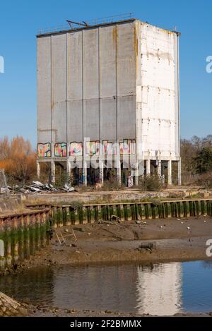 Stambridge Mill, sur la rivière Roach à l'est de Rochford. L'usine de marée a été endommagée par un incendie et démolie pour la plupart, laissant d'énormes silos. Rivière Roach à marée basse Banque D'Images