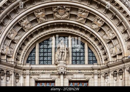 Façade de Cromwell Road et entrée principale de V&A (Victoria and Albert Museum), South Kensington, Londres Banque D'Images