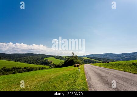 Belle photo de paysage prise dans le vieux Lupkow entre Bieszczady et les montagnes de Beskid pendant l'été. Banque D'Images