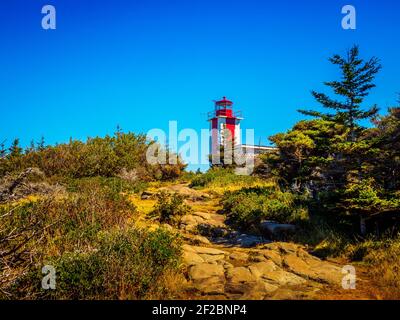 Le pittoresque phare de point Prim à Digby Gut près d'Annapolis, en Nouvelle-Écosse, au Canada, lors d'une belle et chaude journée d'automne. Banque D'Images