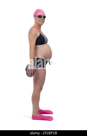 vue avant d'une femme enceinte avec masque de bain, pagaies, bonnet de bain sur fond blanc Banque D'Images