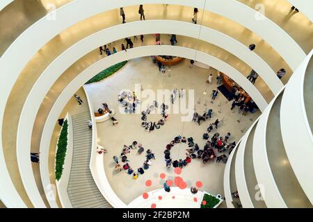 Les visiteurs et les écoliers, intérieur de Solomon R. Guggenheim Museum, Manhattan, New York City, USA, Amérique du Nord Banque D'Images