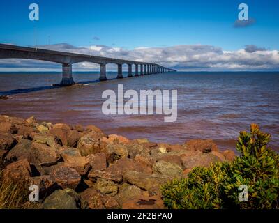 Le pont de la Confédération relie le cap Jourimain à l'Île-du-Prince-Édouard au Canada et est le pont le plus long au monde au-dessus des eaux couvertes de glace. Banque D'Images