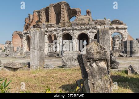 L'Amphithéâtre de Capoue, dans la région de Campanie a été achevée au 2ème siècle. Après le Colisée, c'était la plus grande en taille. Banque D'Images