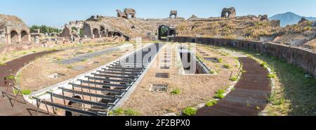 L'Amphithéâtre de Capoue, dans la région de Campanie a été achevée au 2ème siècle. Après le Colisée, c'était la plus grande en taille. Banque D'Images