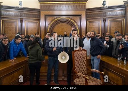 EREVAN, ARMÉNIE - NOVEMBRE 10 : les Arméniens s'empresse dans le bâtiment abritant la résidence officielle du Premier ministre arménien peu après la signature d'un accord de paix entre leur pays, l'Azerbaïdjan et la Russie, le 10 2020 novembre, dans le centre d'Erevan. Le Premier ministre arménien Pashinyan, le président russe Poutine et le président azerbaïdjanais Aliyev ont signé un accord visant à mettre fin à la guerre dans le Haut-Karabakh, également connue sous le nom de République d'Artsakh, qui a rééclaté fin septembre en une guerre de six semaines qui a fait des milliers de morts. Banque D'Images