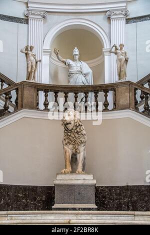 Escalier principal du Musée archéologique national de Naples (italien : Museo Archeologico Nazionale di Napoli ou MANN) avec la statue du roi F. Banque D'Images