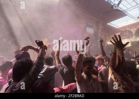 Inde, Mathura - Dévotés célébrant Holi à l'intérieur du temple de Dwarkadheesh. Banque D'Images