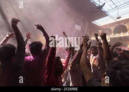 Inde, Mathura - Dévotés célébrant Holi à l'intérieur du temple de Dwarkadheesh. Banque D'Images