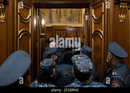 EREVAN, ARMÉNIE - NOVEMBRE 10 : la police arménienne entre dans le hall de la résidence du Premier ministre arménien où des Arméniens furieux s'affrontent dans un climat de colère suite à un accord visant à mettre fin aux combats dans la région du Haut-Karabakh le 10 2020 novembre à Erevan, Arménie. Le Premier ministre arménien Pashinyan, le président russe Poutine et le président azerbaïdjanais Aliyev ont signé un accord visant à mettre fin à la guerre dans le Haut-Karabakh, également connue sous le nom de République d'Artsakh, qui a rééclaté fin septembre en une guerre de six semaines qui a fait des milliers de morts. Banque D'Images