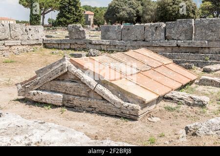 Heroon sur l'Agora de Paestum, en Italie, un ancien tombeau grec ou Temple d'un héros Banque D'Images