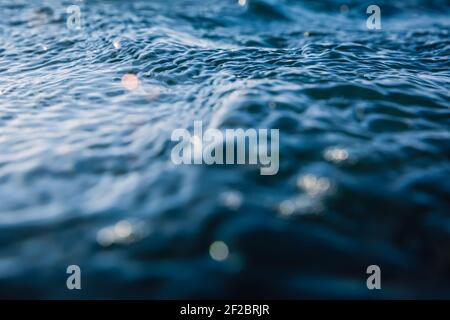 Texture de l'eau avec vagues, bokeh et gouttes Banque D'Images