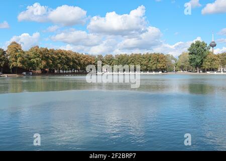 Magnifique parc Hiroshima-Nagasaki au printemps, vue sur le lac, Cologne, Allemagne Banque D'Images