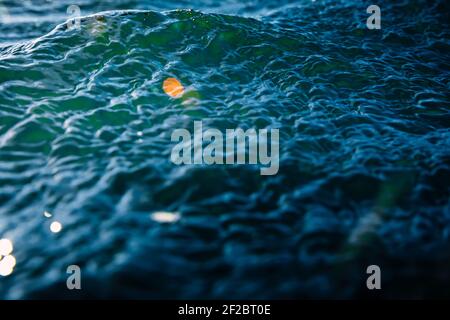 Texture de l'eau avec vagues, bokeh et gouttes Banque D'Images