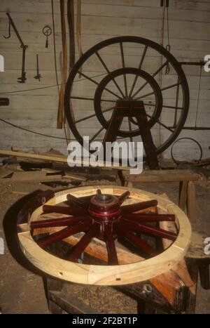 Un cliché vertical d'une roue en bois dans un garage Banque D'Images