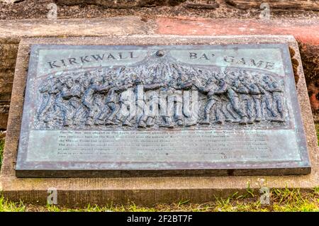 Une plaque commémorant le match de Kirkwall Ba à Kirkwall, Orkney. Banque D'Images