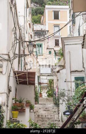 Allée caractéristique à Amalfi Italie sur la côte amalfitaine, Italie, Europe, Campanie Banque D'Images