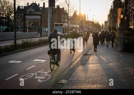 Cyclistes sur Jan Luijkenstraat, Amsterdam, pays-Bas. Banque D'Images