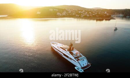 Vue aérienne du yacht de luxe. Grand yacht blanc de luxe amarré dans la baie dans la mer méditerranée. Croatie, France, Italie, Grèce, Monaco ou fort Lauderdale. Banque D'Images