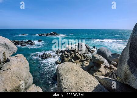 Bleu turquoise mer des Caraïbes eau et rochers beau papier peint fond paysage image.Paysage marin bleu profond Banque D'Images