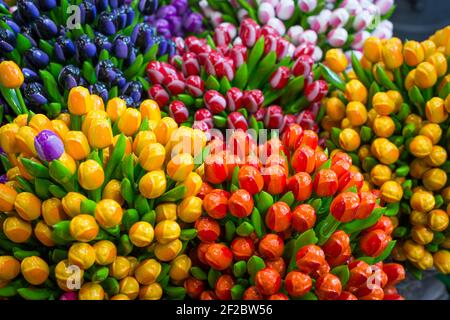 Tulipes en bois à vendre dans le Bloemenmarkt (marché aux fleurs), Amsterdam, pays-Bas. Banque D'Images