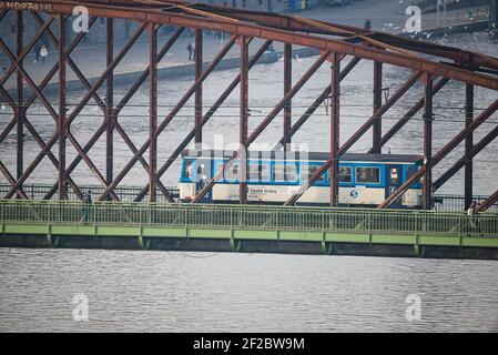 Prague, République tchèque - 24 février 2021. Ancien train CD classe 810 sur le pont de chemin de fer Vyton au-dessus de la rivière Moldau Banque D'Images