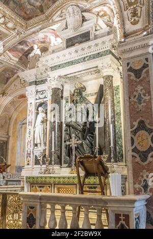 Amalfi, Italie - 05 août 2020 : photo du tombeau de Saint Andrew l'Apôtre à l'intérieur de la 'Cattedrale di Sant'Andrea' à Amalfi, en Italie. Banque D'Images