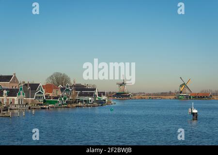 Moulins à vent historiques de Zaanse Schans sur les rives du fleuve Zaan, Zaandijk, pays-Bas. Banque D'Images