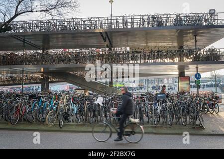 Parking vélo sur plusieurs étages à l'extérieur de la gare centrale, Amsterdam, pays-Bas. Banque D'Images