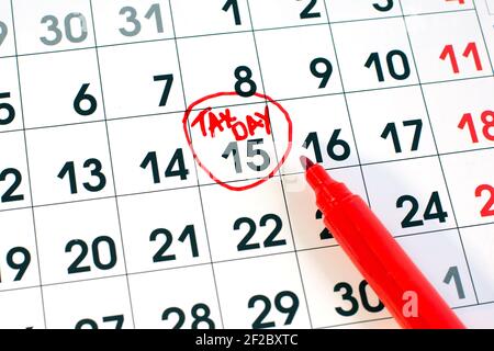 Écrire le jour de taxe sur le 15e calendrier mensuel entouré dans le cercle dans un marqueur rouge. Date limite pour le retour de formulaire 1040. Banque D'Images