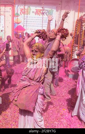 Femme jetant des pétales de fleur au Holi de la veuve tenu au Temple de Gopinath. À cette célébration Holi, les veuves commencent par jeter des pétales de fleurs, et afterwa Banque D'Images