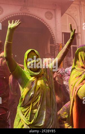 Femme dansant au Holi de Widow au temple de Gopinath. Lors de cette célébration de Holi, les veuves commencent par jeter des pétales de fleur, et ensuite pow coloré Banque D'Images