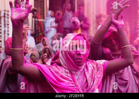 Inde, Vrindavan, femme dansant à la Holi de Widow tenue au temple de Gopinath. Banque D'Images