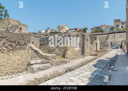 Rue antique à Ercolano - Herculanum, ancienne ville romaine détruite par l'éruption du Vésuve ou Vésuve volcan Banque D'Images