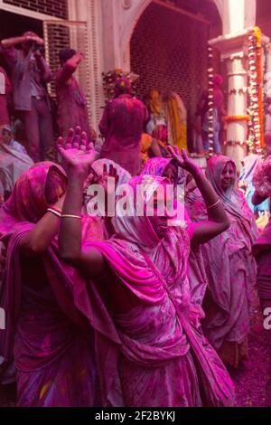 Inde, Vrindavan, femme dansant à la Holi de Widow tenue au temple de Gopinath. Banque D'Images