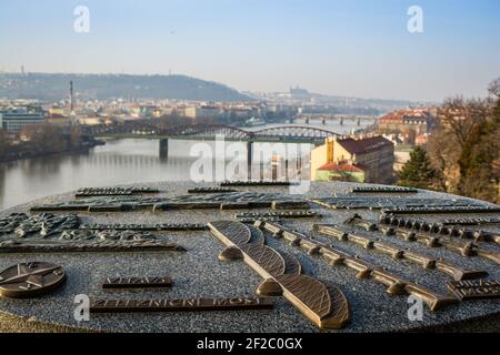 Panorama de Prague avec le château de Prague et le pont du chemin de fer haze en hiver avec le tableau d'information avec les noms de points d'intérêt Banque D'Images