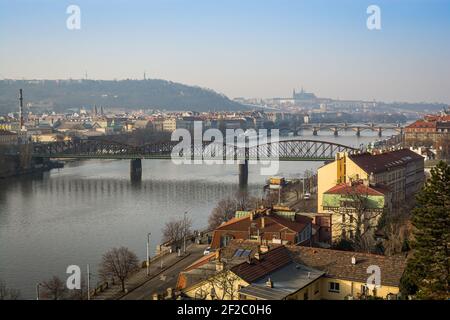 Panorama de Prague avec le château de Prague et le pont du chemin de fer brume en hiver Banque D'Images