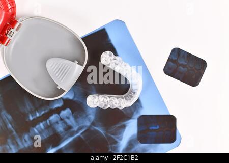 Dents transparentes personnalisées protège-dents des aligneurs transparents pour la mâchoire inférieure Avec boîtier de stockage avec radiographie dentaire Banque D'Images