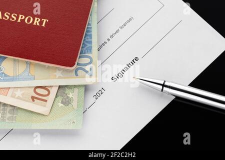 Passeport avec billets en euros, signature de documents. 2021 ans. Location de voiture, micro-prêt, financement Banque D'Images