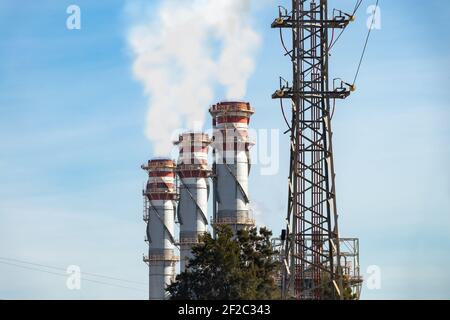 Cheminées d'échappement de l'industrie chimique avec la fumée à Palos de la Frontera à Huelva, Andalousie, Espagne. Banque D'Images