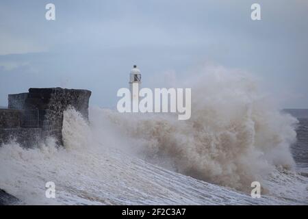 Porthcawl, Royaume-Uni. 11 mars 2021. Météo au Royaume-Uni - UNE vue du phare de Porthcawl pendant la marée haute et les vents forts de 67mph a frappé la côte du sud du pays de Galles le 11 mars 2021. Crédit : Lewis Mitchell/Alay Live News Banque D'Images