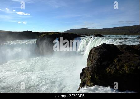 Godafoss sur la rivière Skjálfandafljót. Chute totale d'environ 40 pieds. Banque D'Images