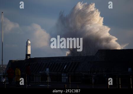 Porthcawl, Royaume-Uni. 11 mars 2021. Météo au Royaume-Uni - UNE vue du phare de Porthcawl pendant la marée haute et les vents forts de 67mph a frappé la côte du sud du pays de Galles le 11 mars 2021. Crédit : Lewis Mitchell/Alay Live News Banque D'Images