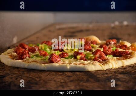 Cuisine italienne de pizza dans un four moderne, concept de plats méditerranéens Banque D'Images