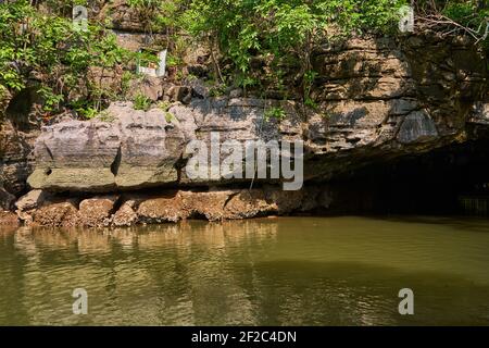 Grotte de crocodile sur l'île de langkawi. Point touristique, rocher sous la forme d'une tête de crocodile. Banque D'Images